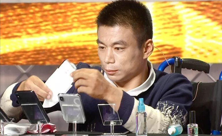 妈妈走后,夏西伟的父亲把夏西伟带到村里的小医院里进行治疗,终于她和