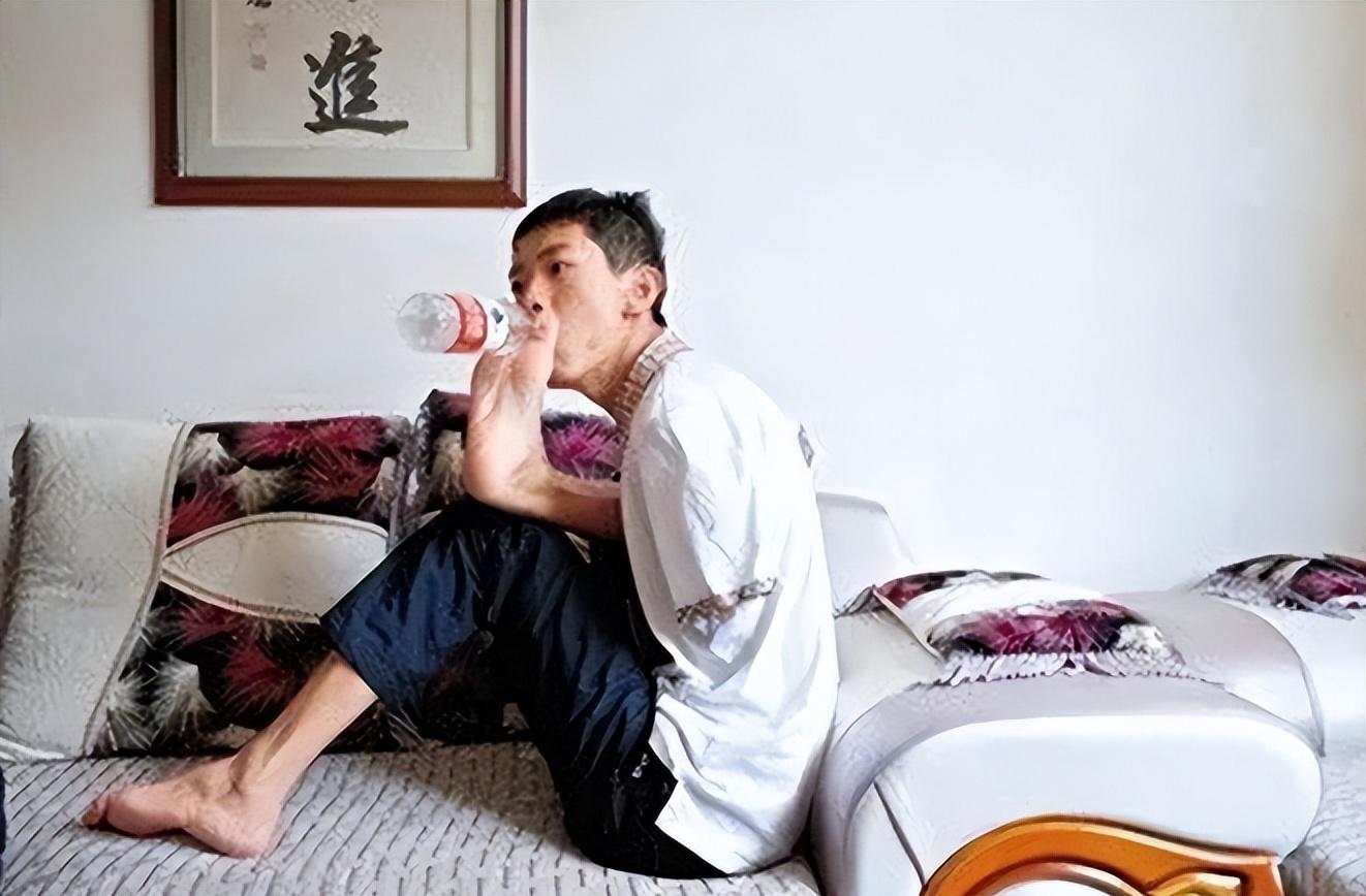 回顾无臂少年彭超6岁因触电失去双臂靠双脚写字考进四川大学