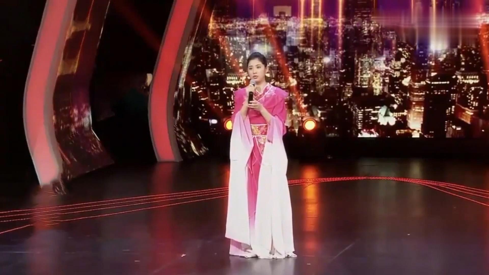 "伴随着音乐的响起,一只"雪凤凰"在台上翩翩起舞.