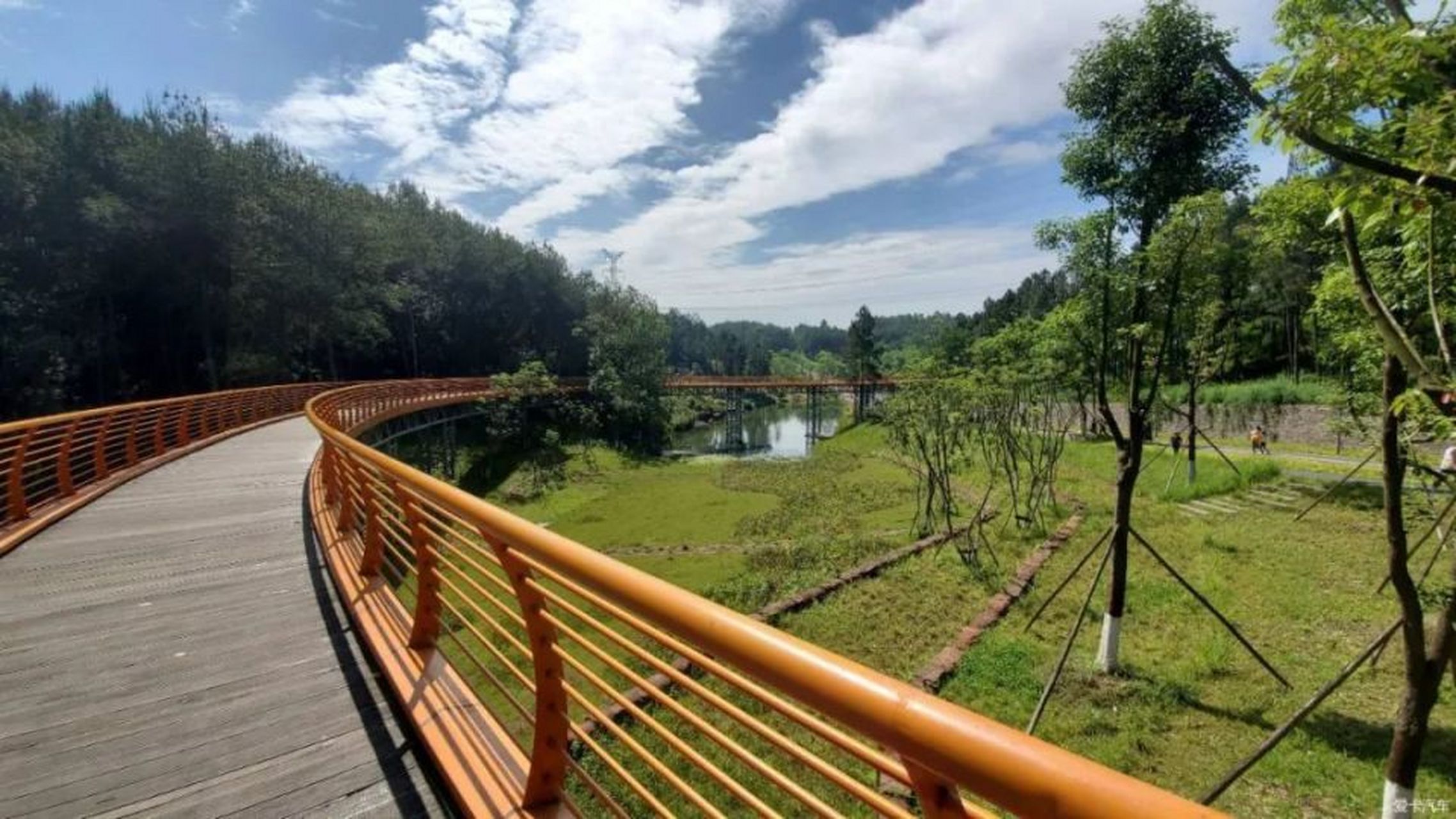 位于成都周边的永安湖城市森林公园,是一个集美景,休闲,娱乐于一体的