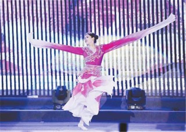 "伴随着音乐的响起,一只"雪凤凰"在台上翩翩起舞.