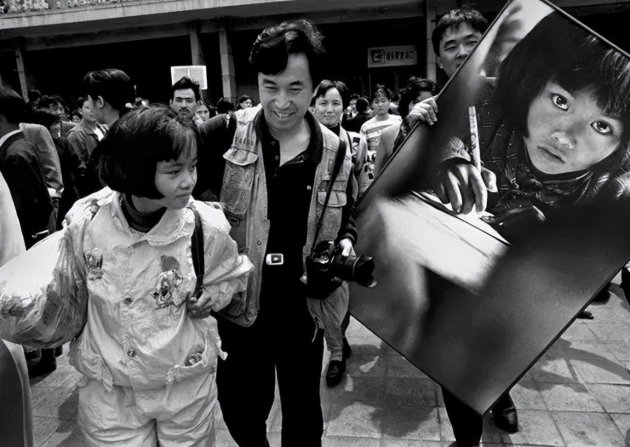 从1990年开始在农村进行摄影创作,他渴望用