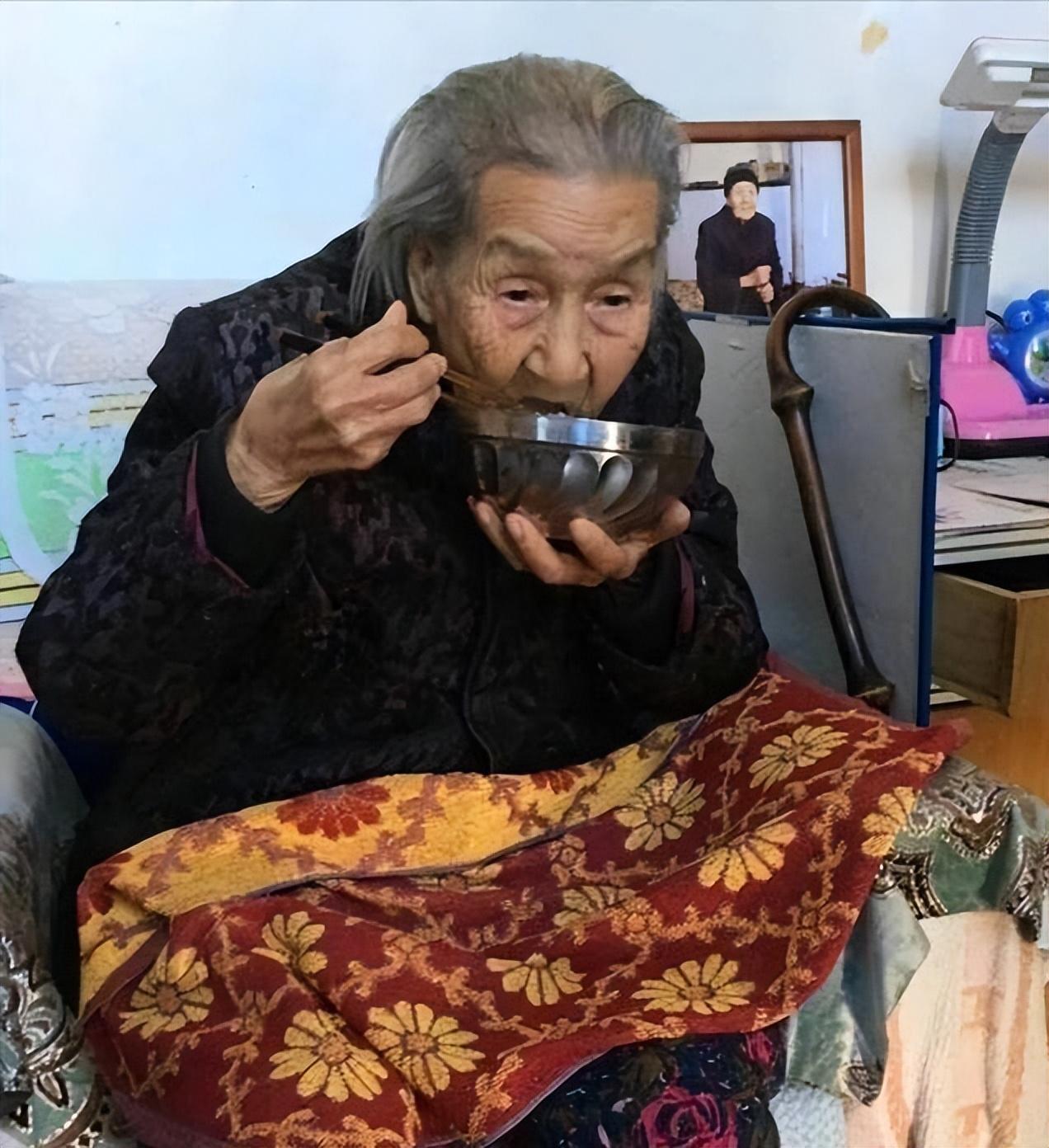 1943年女子在山沟生下日军孩子扔掉说即便遭报应我也不要他