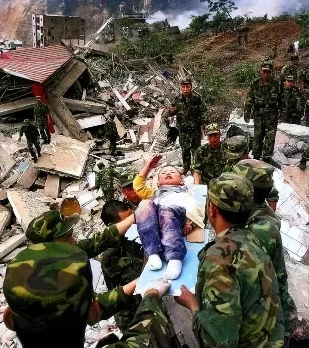 2008年地震后程林祥背着儿子遗体走25公里山路坚决带儿子回家