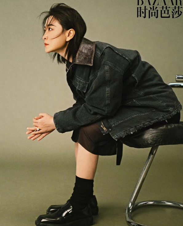 贾玲瘦身后首登封《时尚芭莎》,穿热裤秀美腿,时尚感蹭蹭往下涨