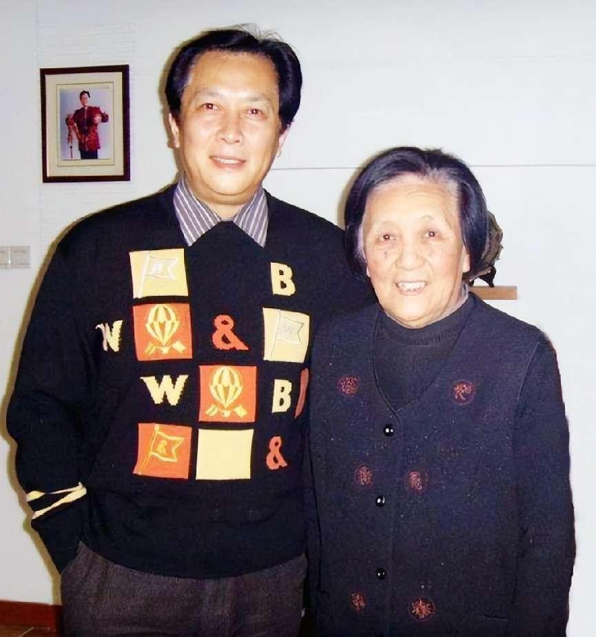 回顾唐国强现状国内淘金妻儿在国外花为残疾儿子的婚恋担心