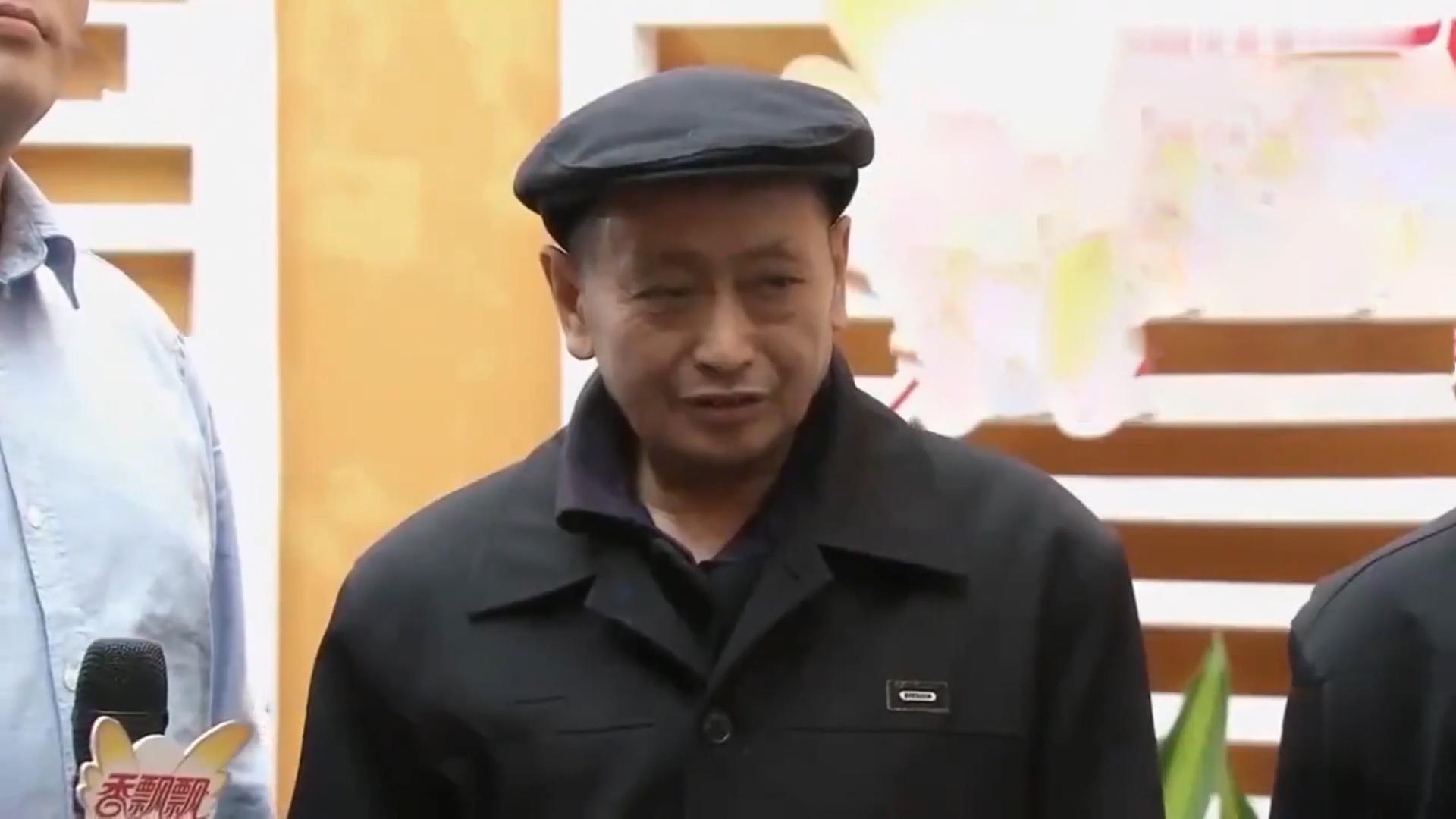 "伴随着音乐的响起,一只"雪凤凰"在台上翩翩起舞.