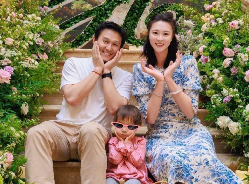 回顾排球女神惠若琪和矮个博士结婚五年穿旗袍显东方之美