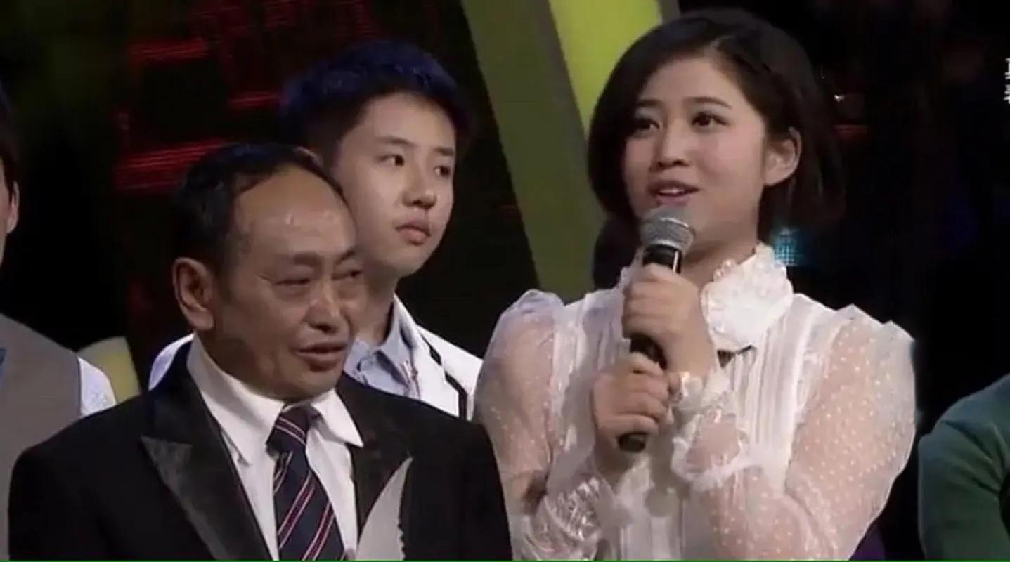 "伴随着音乐的响起,一只"雪凤凰"在台上翩翩起舞.