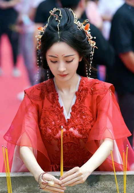 杨幂春晚红色亮片旗袍高清美图来临,玲珑婀娜完美亮相!