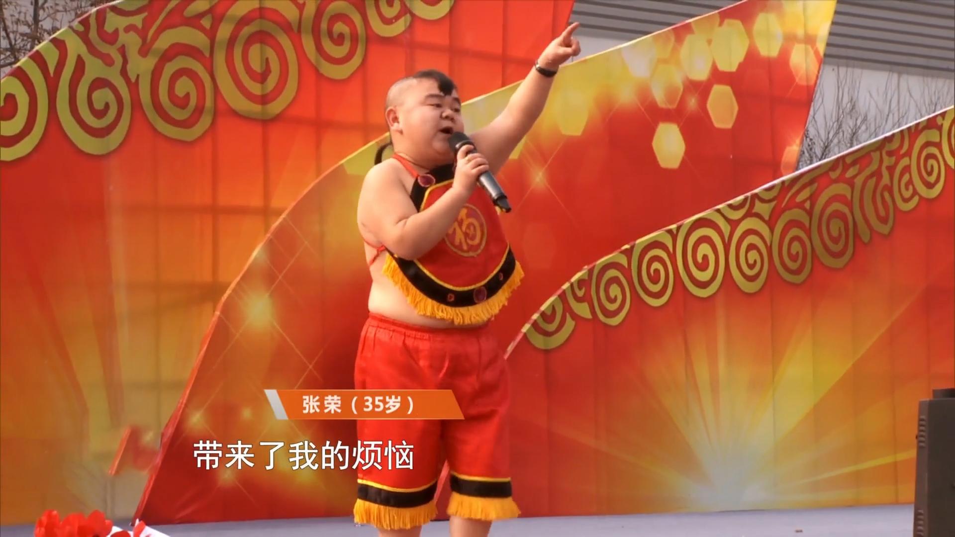 回顾1米2小男人娶1米65女演员买7套房开豪车却担心孩子长不高