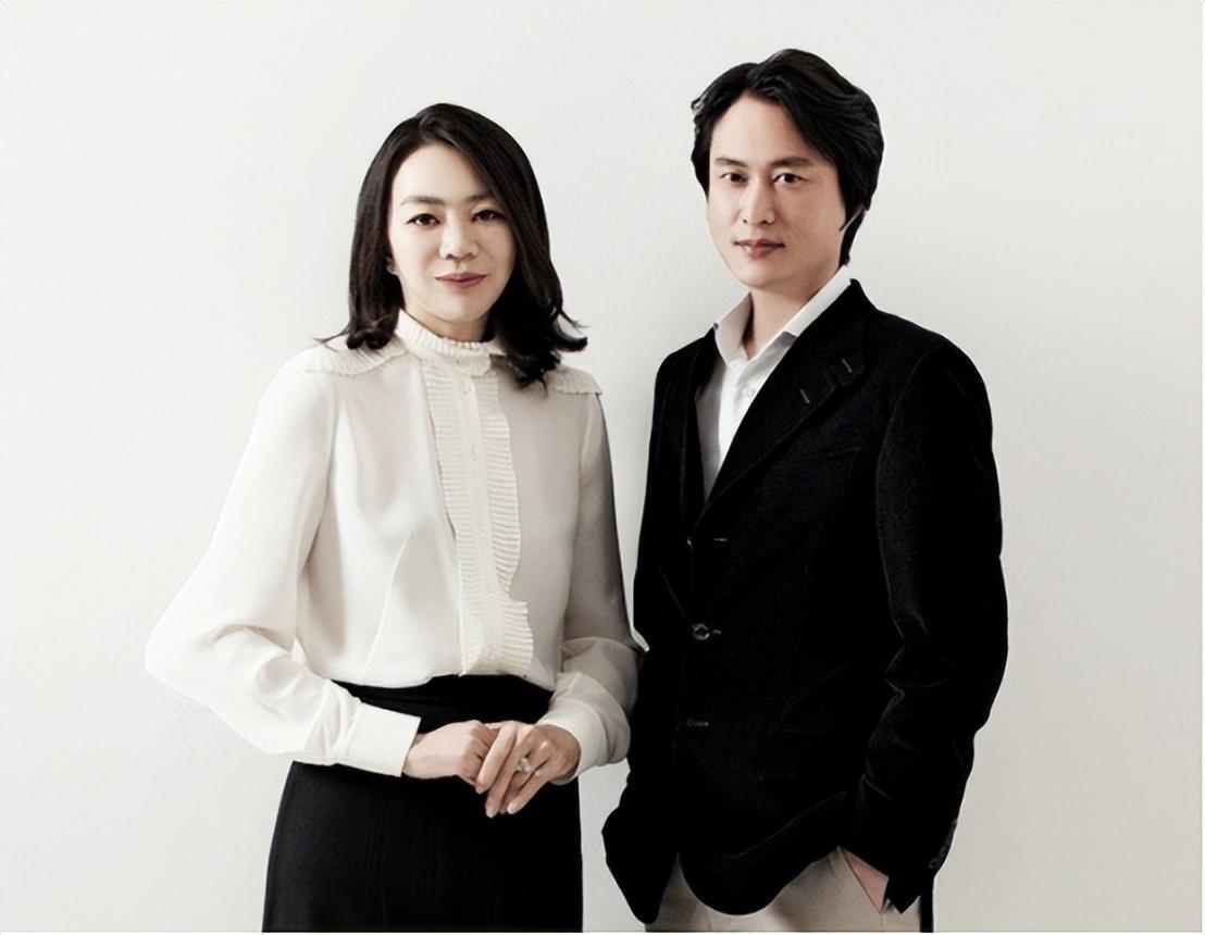 回顾逼停飞机一杯水泼掉2000亿这对恶魔姐妹凭啥这么嚣张