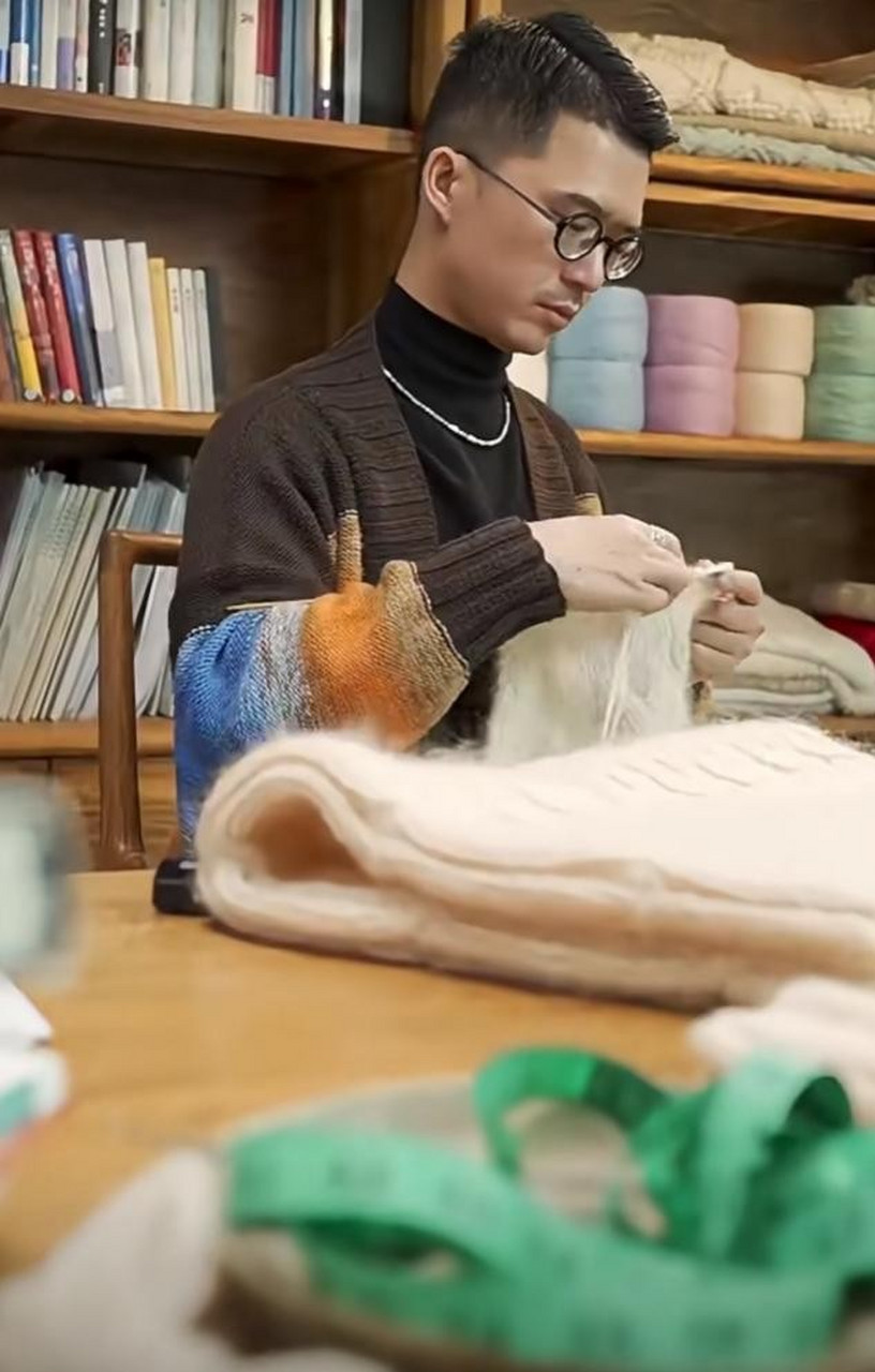 广东汕头男子潘锐彬热衷于手织毛衣,不顾外界议论,辞去外企工作回家开