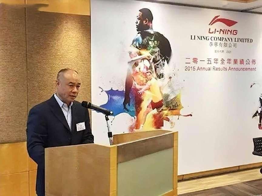 回顾60岁李宁身价高达上百亿却满头白发妻子依旧貌美显年轻