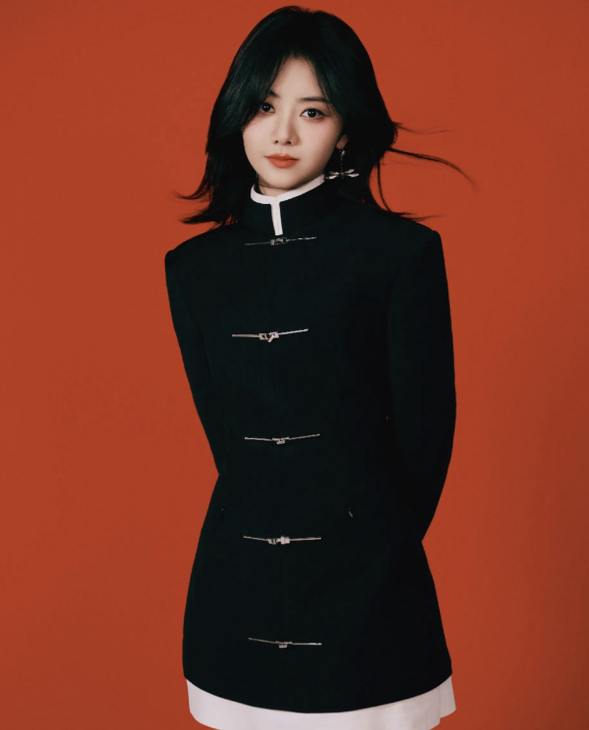 谭松韵晒新年拜年照,一袭黑色新中式旗袍穿搭,气质端庄又优雅!