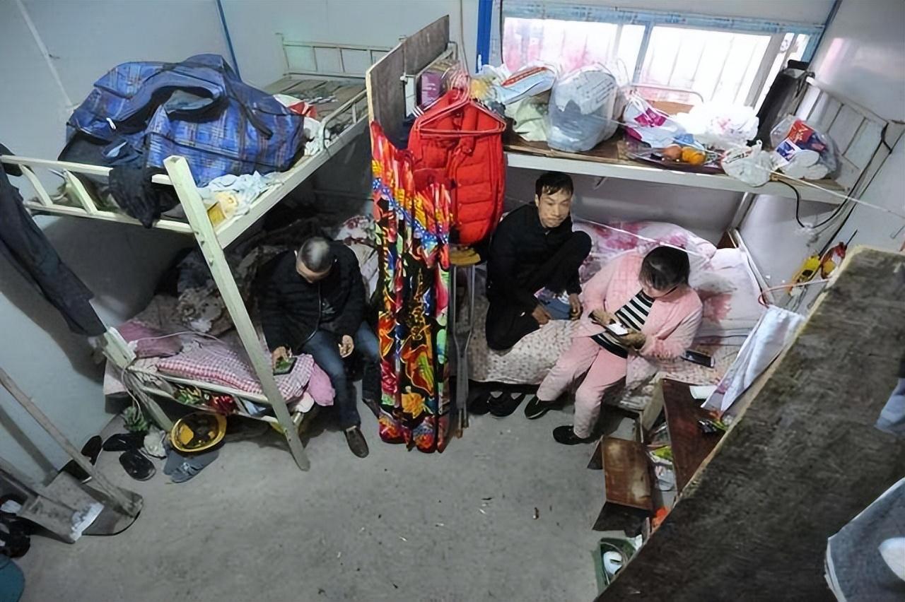 06年男子目睹妻子被工友性侵抄起菜刀砍向工友20刀逃亡8年