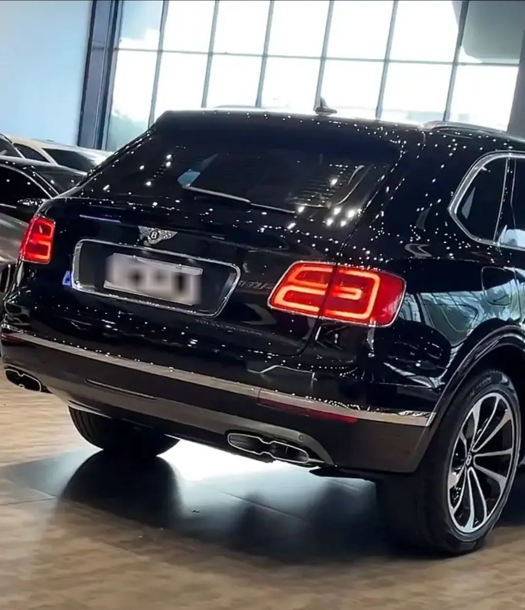资产不过亿千万别买宾利整车6个灯换一下40万四个轮毂30多万