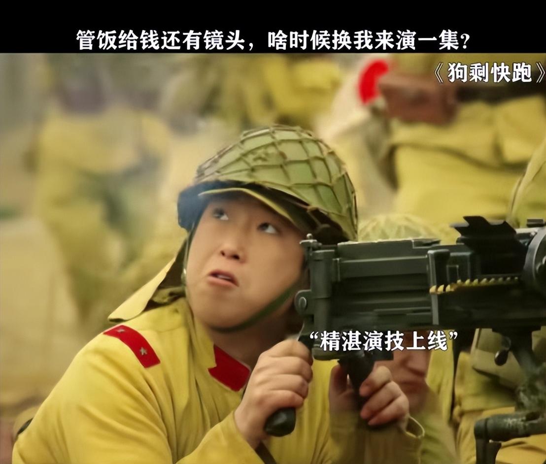 扭头对着镜头外的空地扫射起来,整个人收紧了肌肉一副极度专注的样子