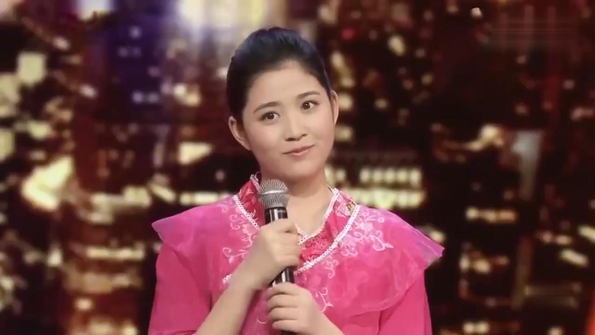 "伴随着音乐的响起,一只"雪凤凰"在台上翩翩起舞.