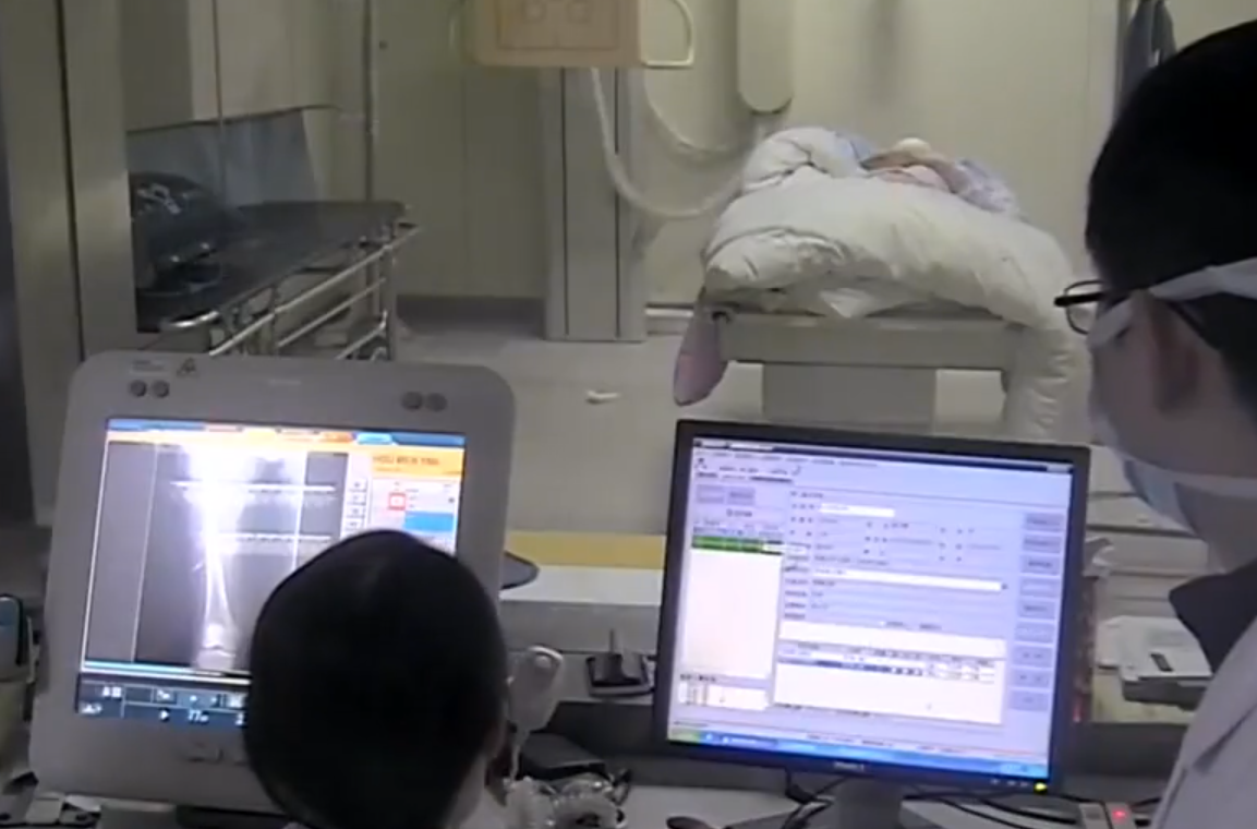 在ct检查结束之后,医生查看出来的ct图片发现侯文艳的腹部并没有受到