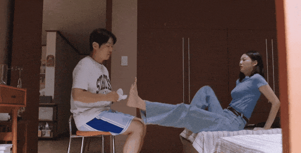 一抬脚就知道给对方穿袜子;看见老公受伤女人哭得稀里哗啦,男人连忙