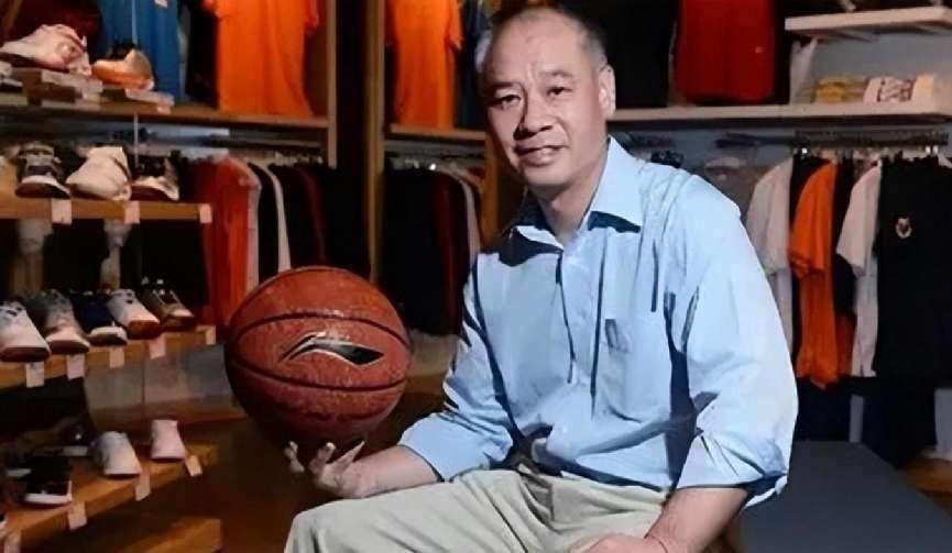 回顾60岁李宁身价高达上百亿却满头白发妻子依旧貌美显年轻