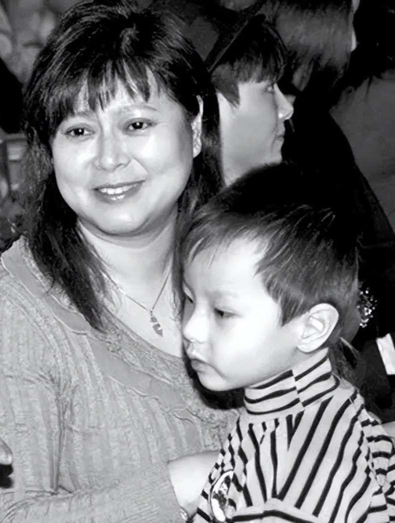 回顾唐国强现状国内淘金妻儿在国外花为残疾儿子的婚恋担心