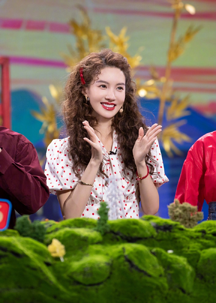 金晨羊毛卷发型.