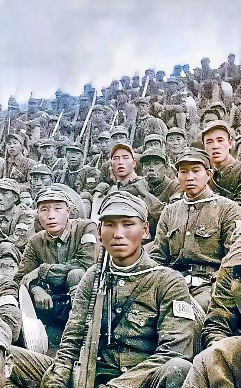 抗战时期真实的八路军战士留影,照片中战士们穿着破旧