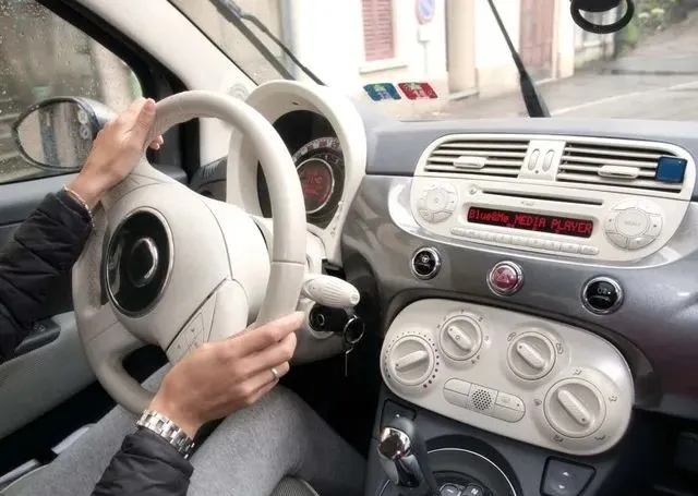 转弯时,车轮产生转向角,由驾驶员通过方向盘控制