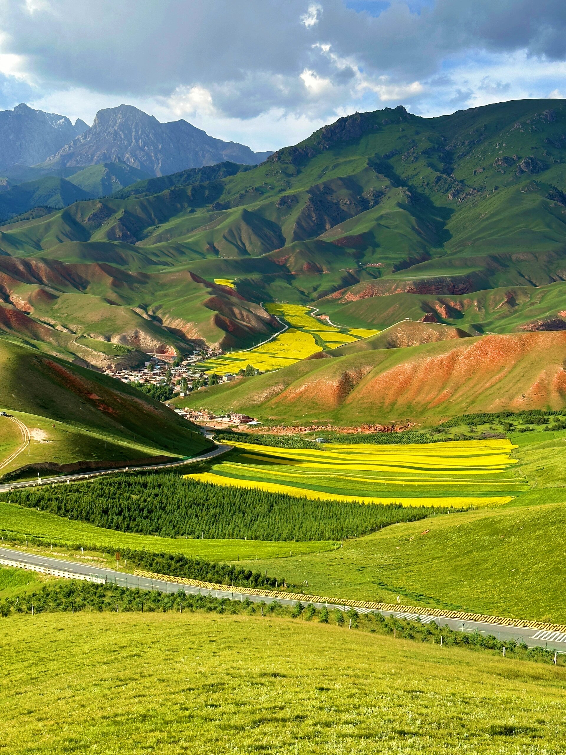祁连山位于中国青海省东北部,是中国的七大山脉之一,也是中国境内最