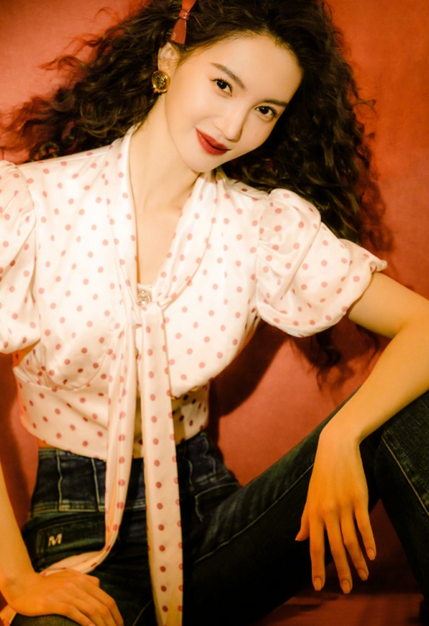 金晨还挺适合这个造型的. 复古风轻松拿捏了! #2月图文动态激励计划