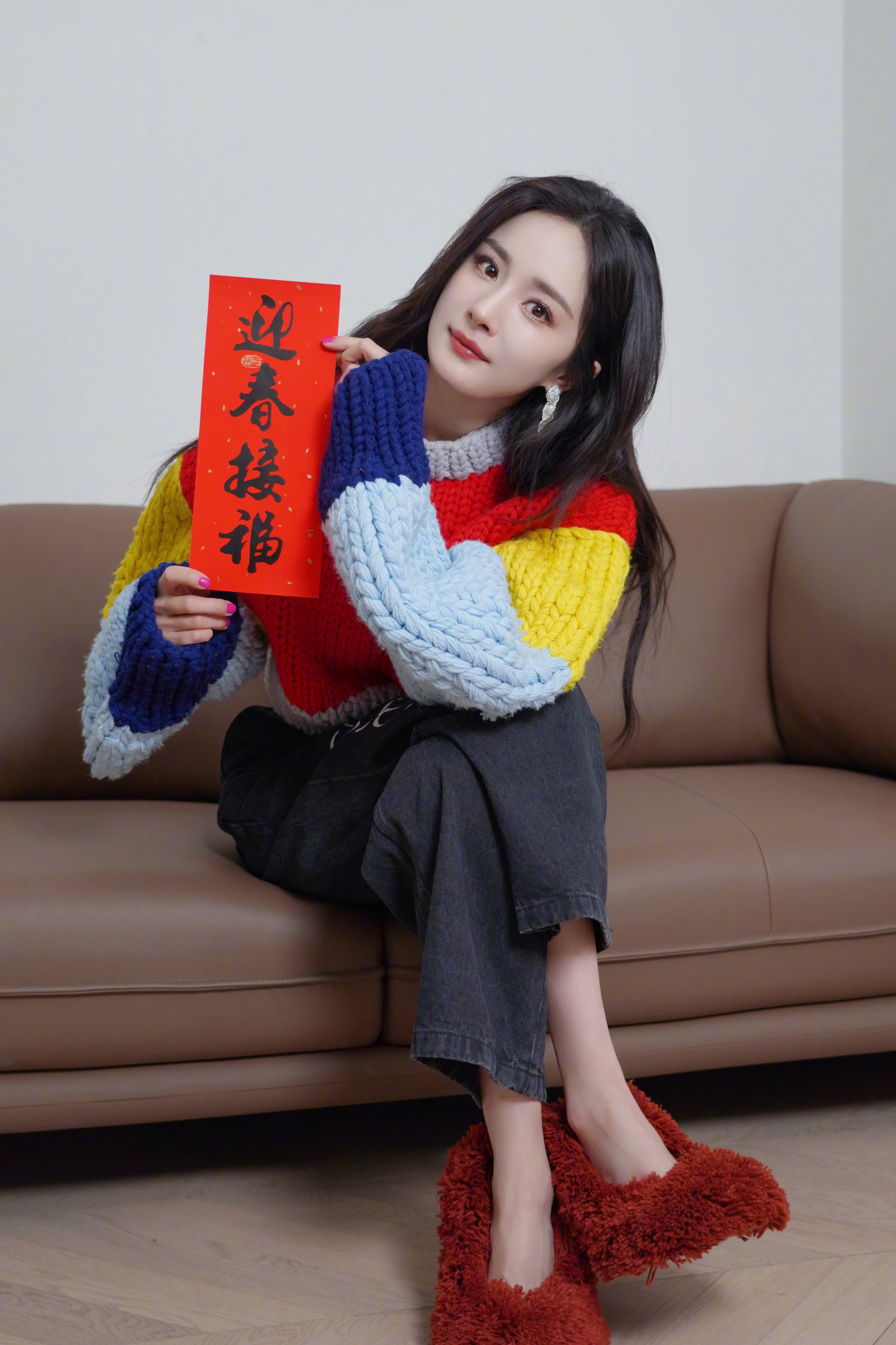 2月图文动态激励计划# 杨幂晒美图,她穿了一件拼色的半高领棒针毛 ..