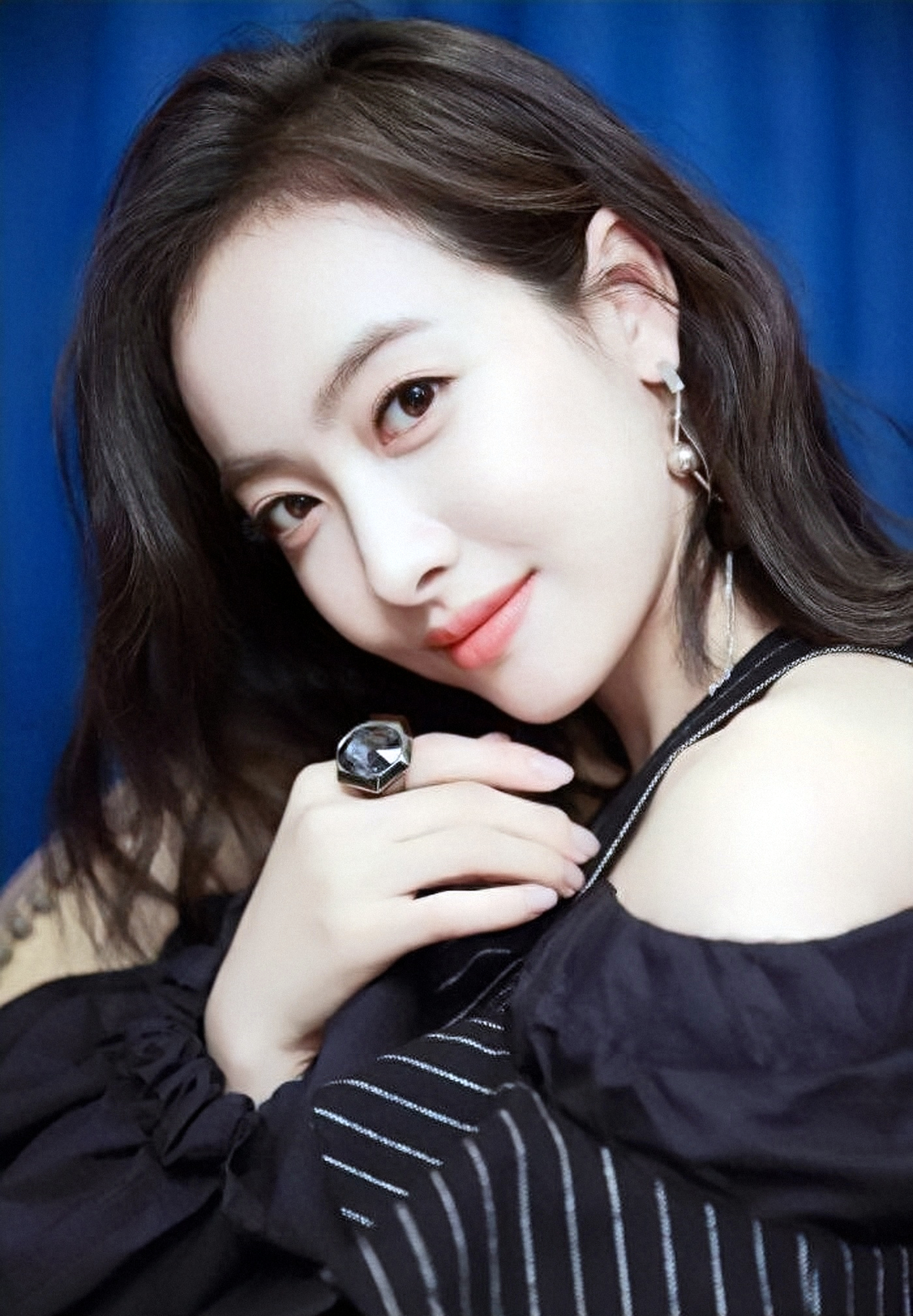 姜瑞佳曾凭借《山楂树之恋》中"魏红"一角出道,以清新可人的风格聚焦