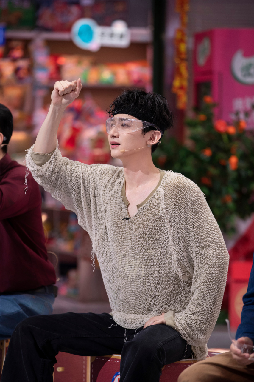 白敬亭你好星期六发带剧照,你能get到白敬亭的颜吗?