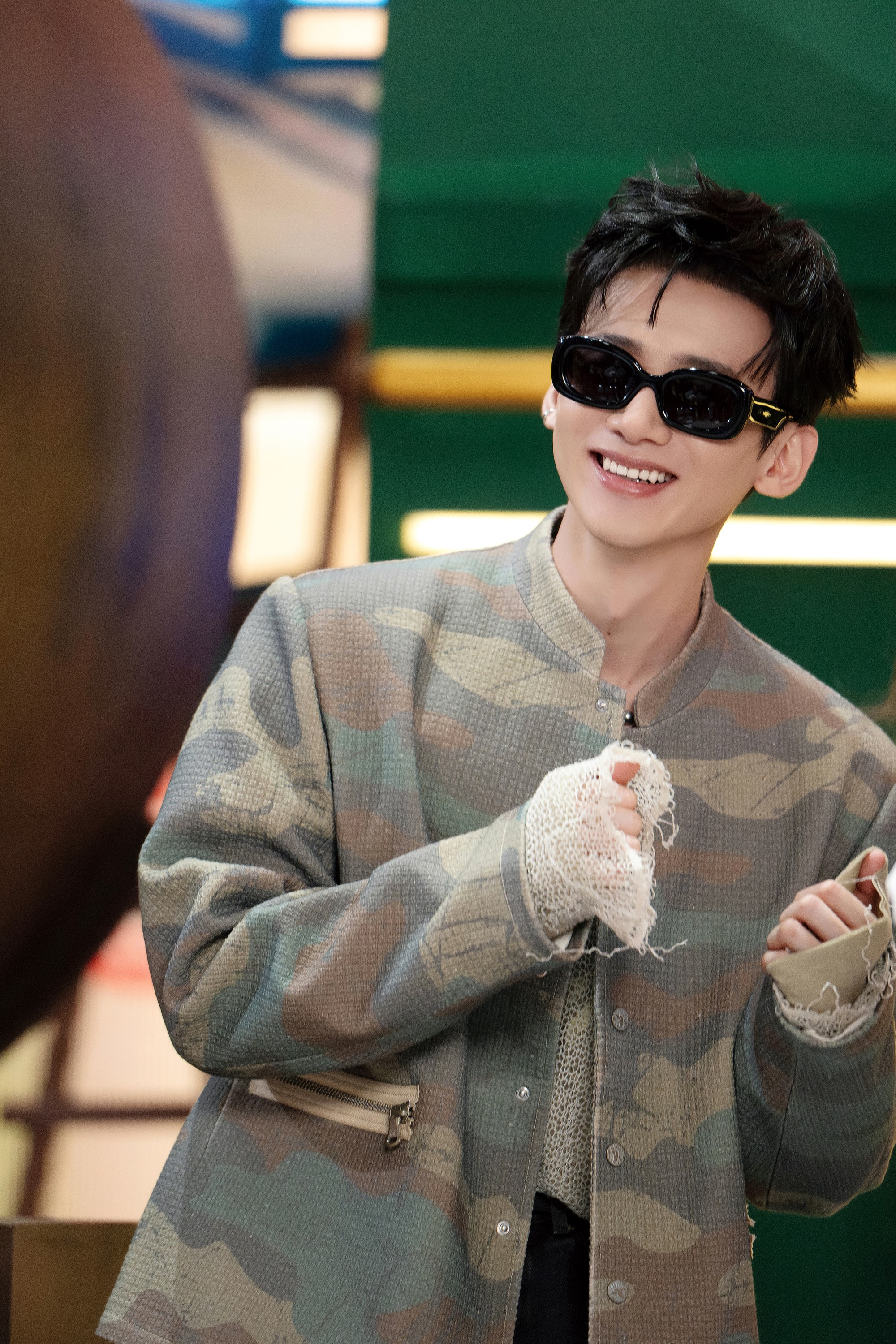 白敬亭身着迷彩色外套,戴着墨镜,酷劲十足,给人一种神秘感