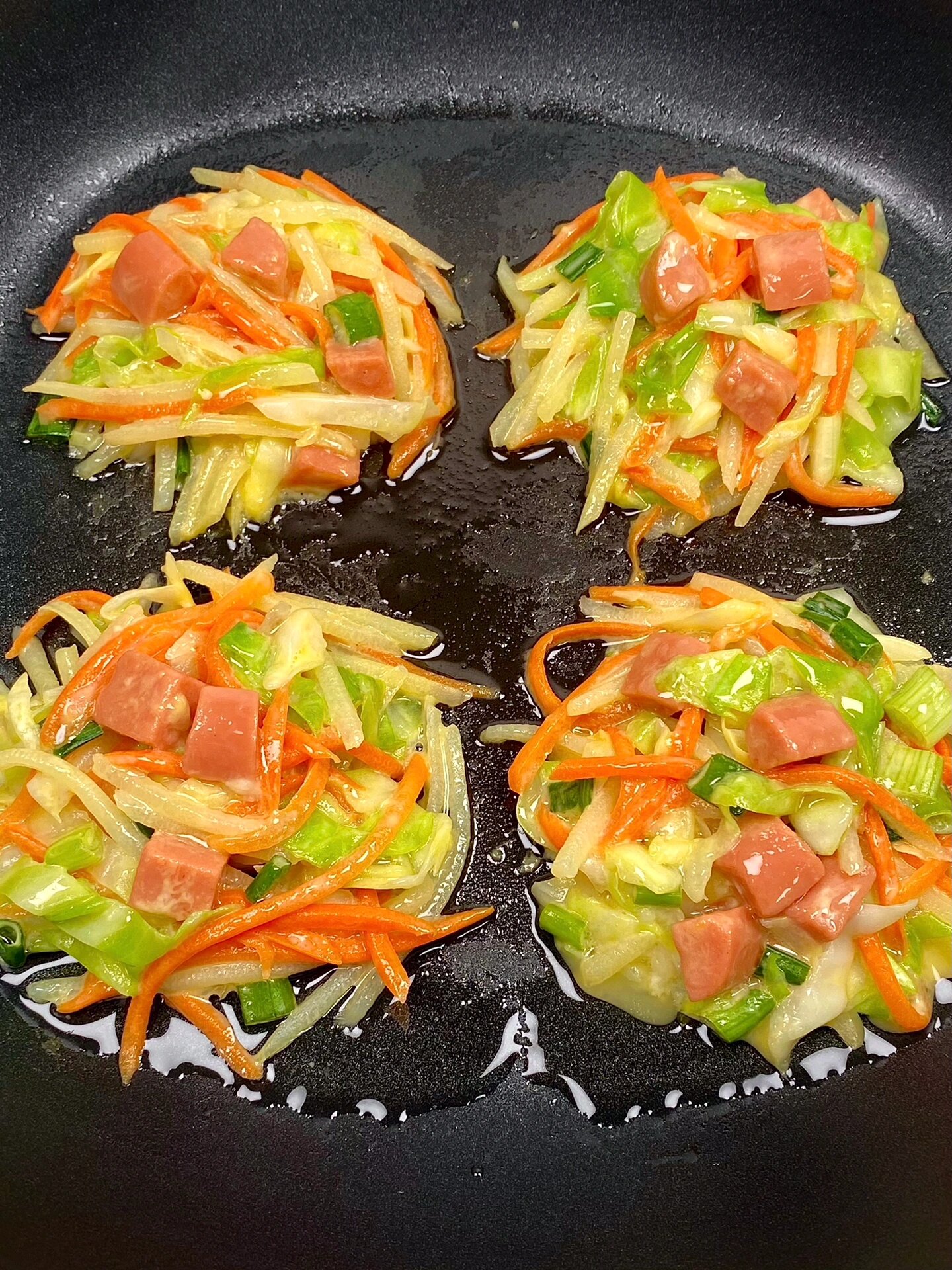 朋友们,我今天要给你们推荐一款巨巨…巨好吃的蔬菜饼!