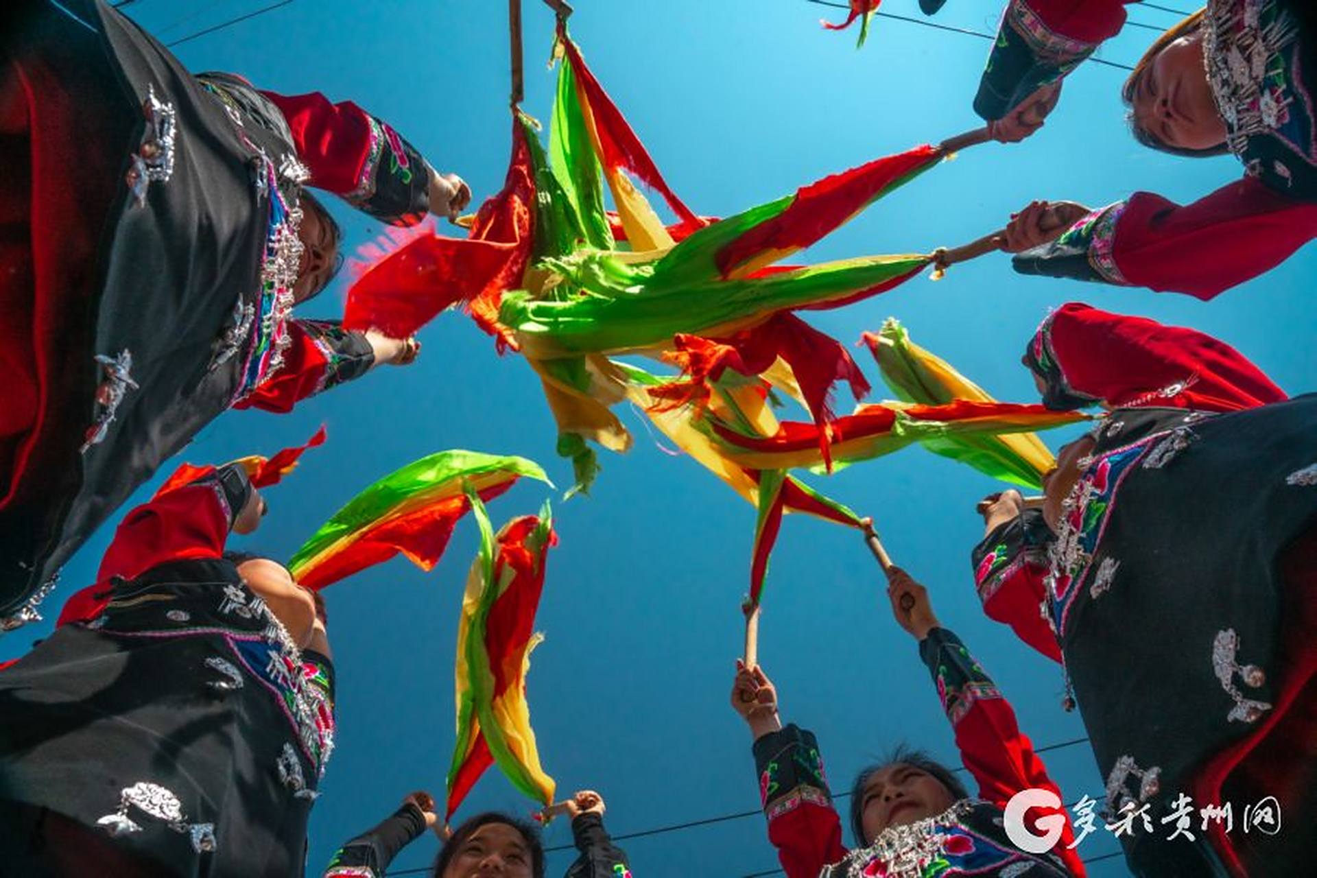 苗族群众做美食,打花鼓,感恩祖先,浓浓的年味让人体会苗寨发生的巨大