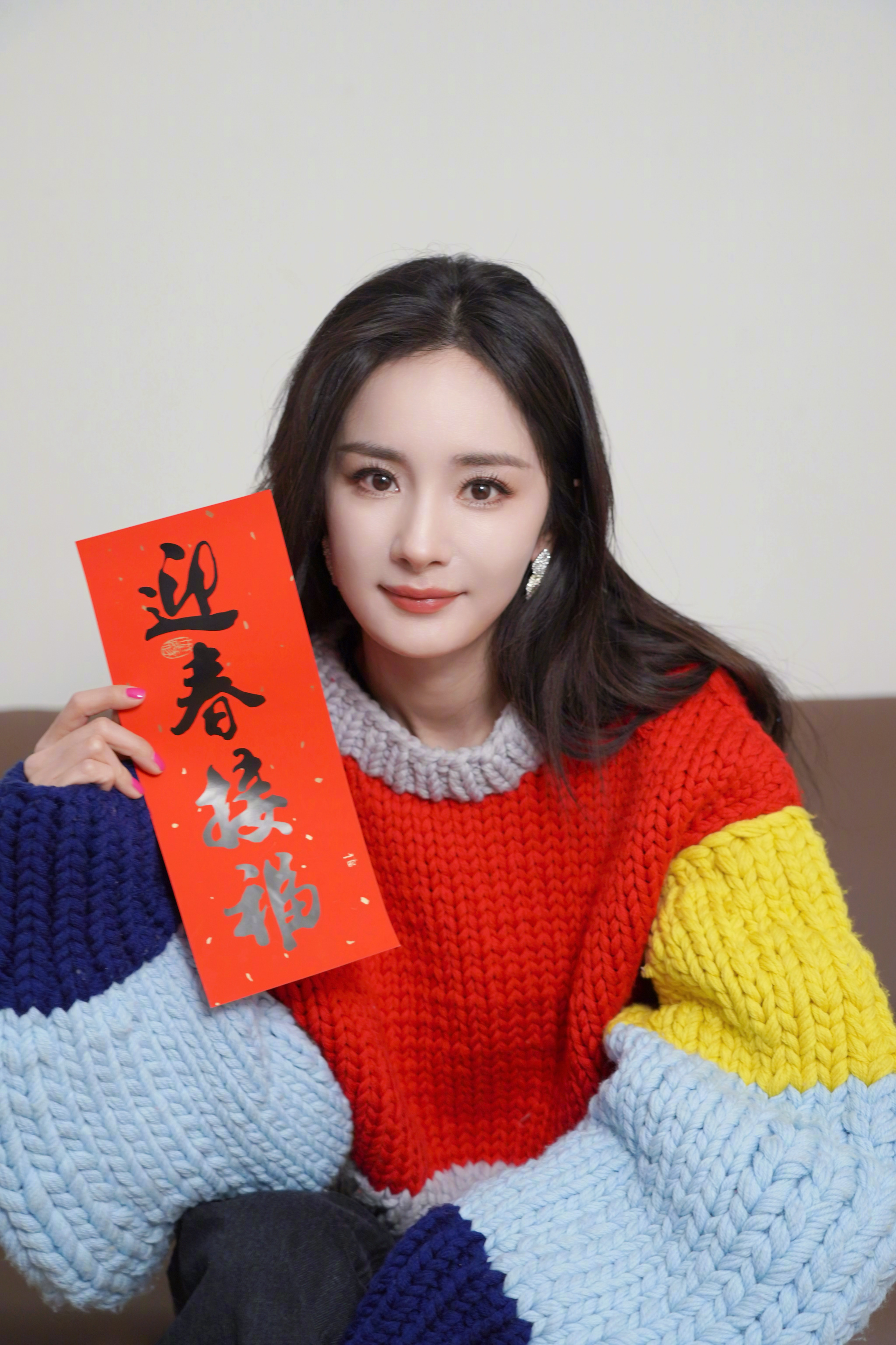 2月图文动态激励计划# 杨幂晒美图,她穿了一件拼色的半高领棒针毛衣