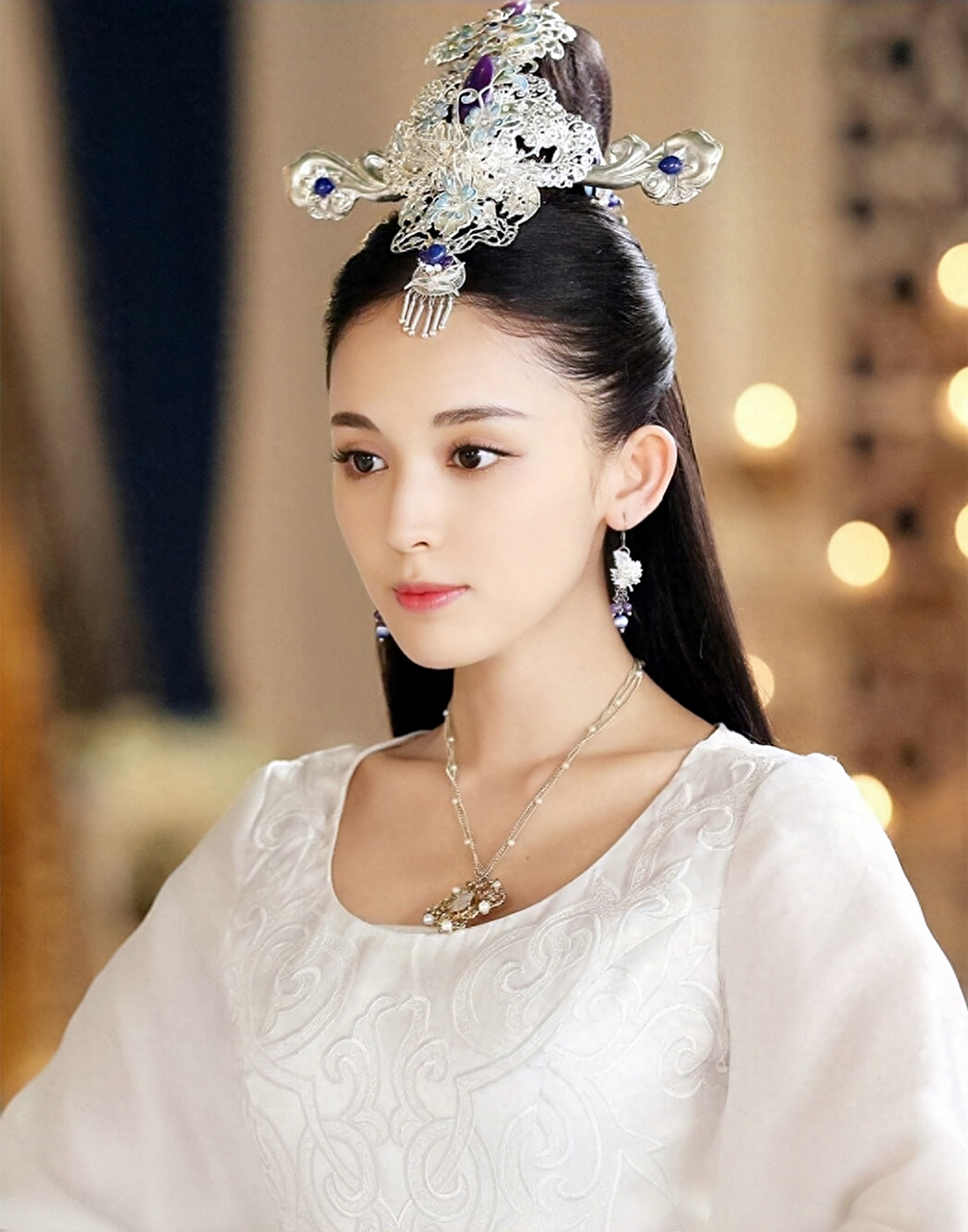 佟丽娅,锡伯族,1983年8月8日出生于新疆伊犁察布查尔.