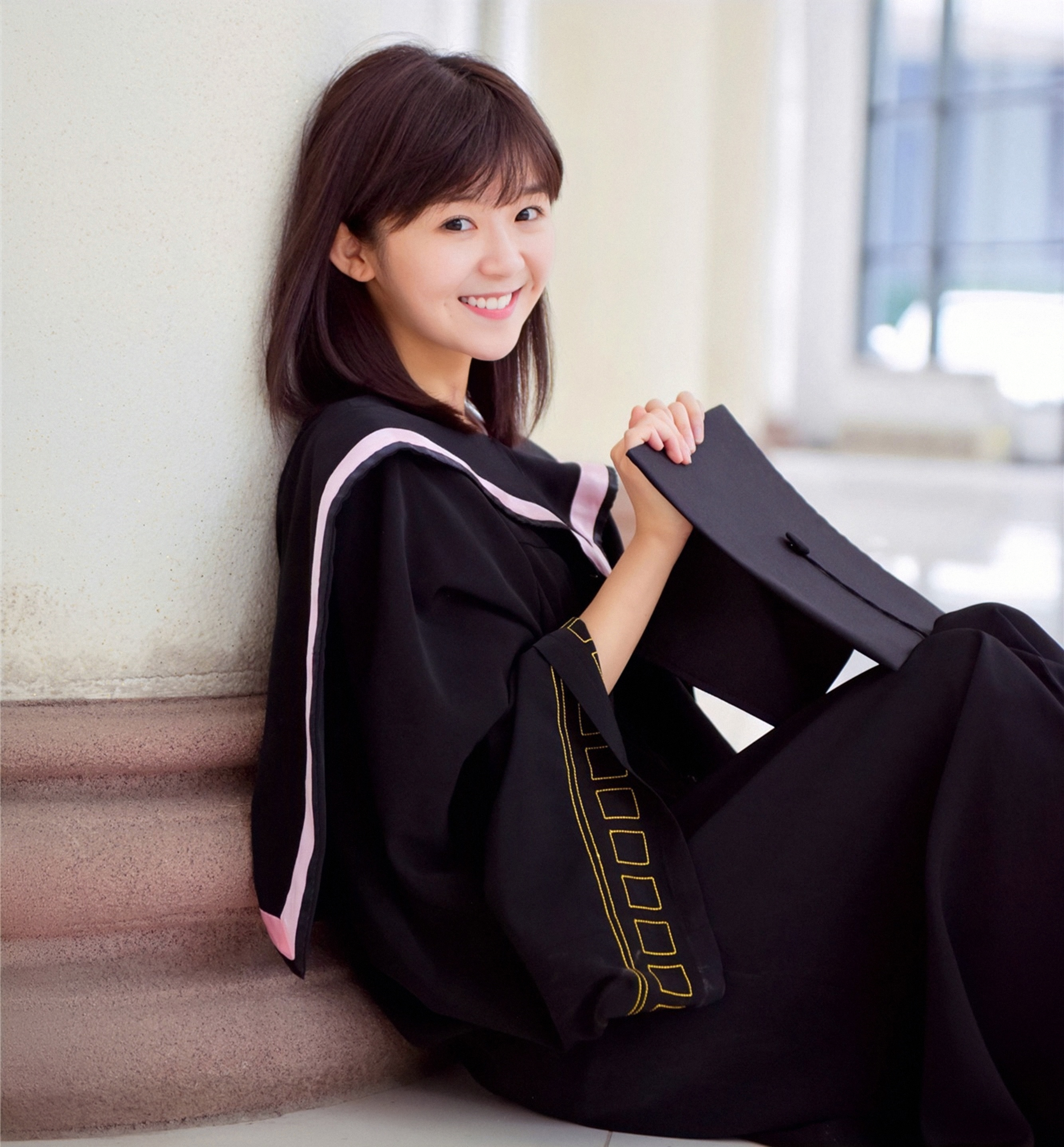 姜瑞佳曾凭借《山楂树之恋》中"魏红"一角出道,以清新可人的风格聚焦