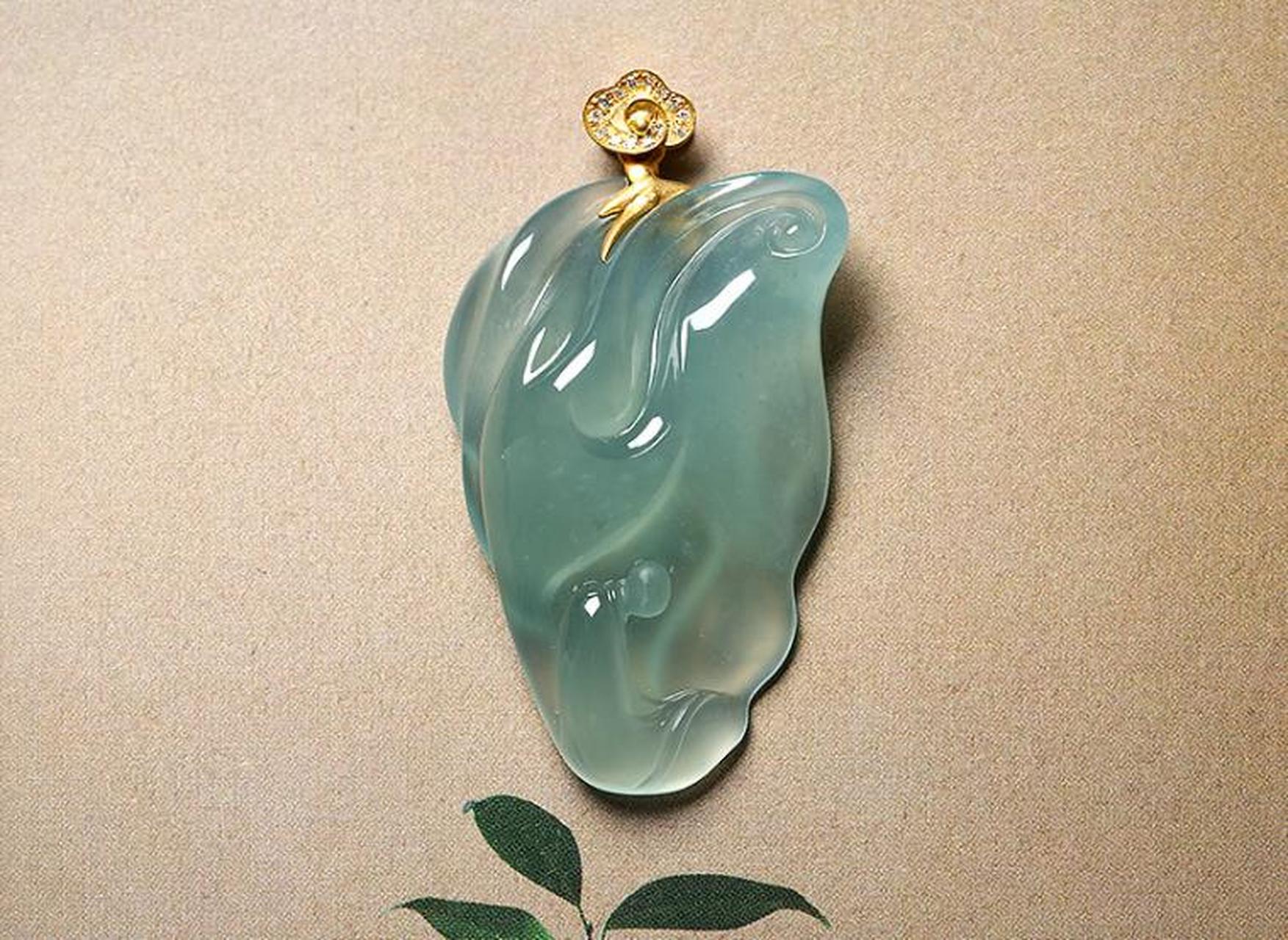 年味记忆# 芙蓉种翡翠的质地较为细腻,光泽柔和,给人一种温润的感觉.