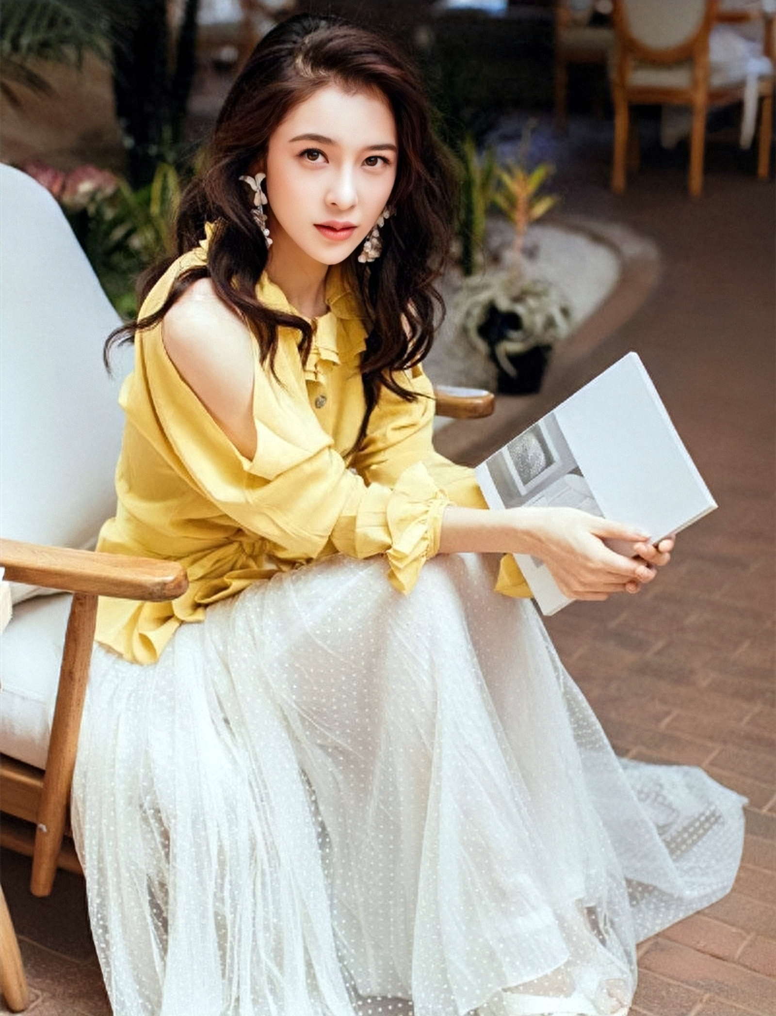 姜瑞佳曾凭借《山楂树之恋》中"魏红"一角出道,以清新可人的风格聚焦