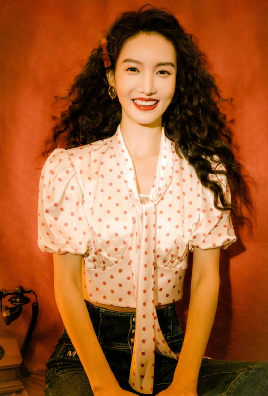 金晨羊毛卷# #金晨# 明艳美女,卷发红唇,港风满满.