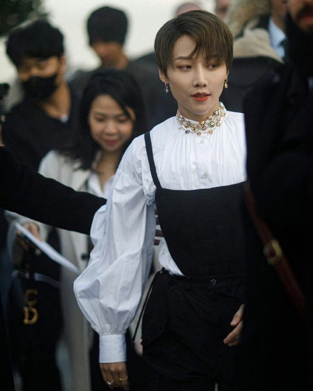刘雨昕巴黎时装周着装预告,不过这个黑白配真的好显气质,短发女生真的