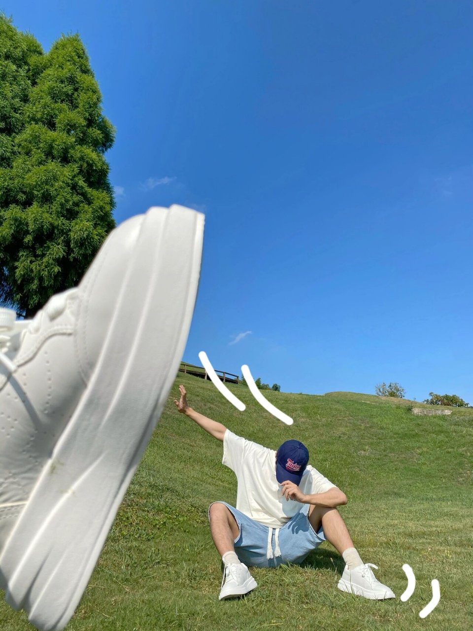 情侣创意错位拍照姿势7815不一样的借位情侣照  嗨,朋友们!