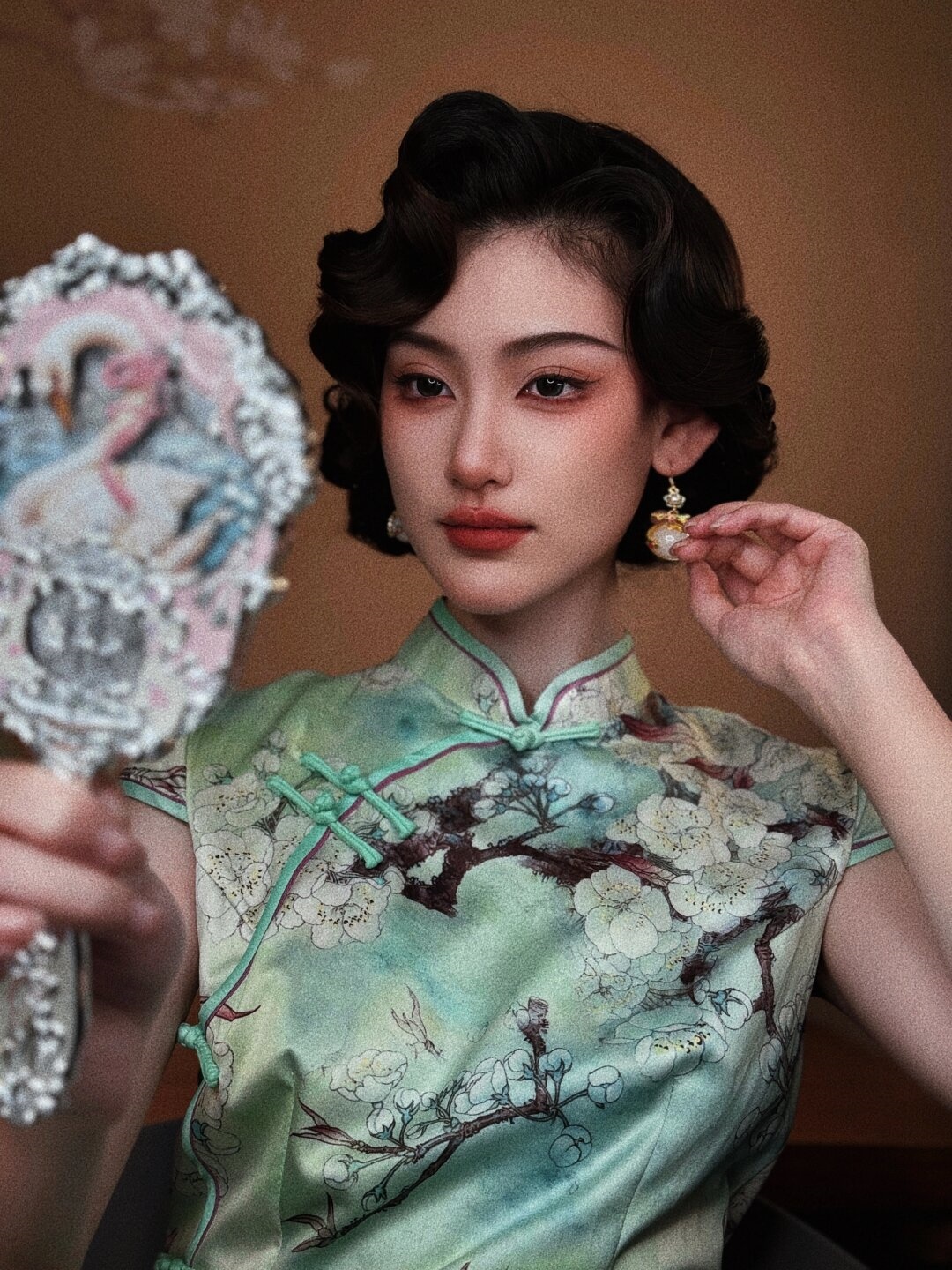 今天我要和大家分享一款复古手推波造型,让你轻松拥有独特而优雅的