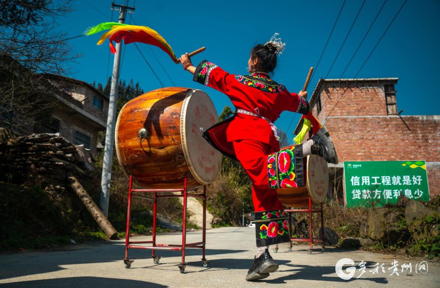 【贵州望谟:苗家花鼓舞 别样年味扑面来】近日,在贵州省黔西南布依族