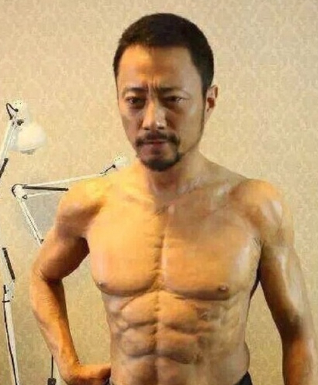 张涵予当年老炮儿假肌肉大家哈哈哈就过去了,如今贾玲真肌肉被骂成