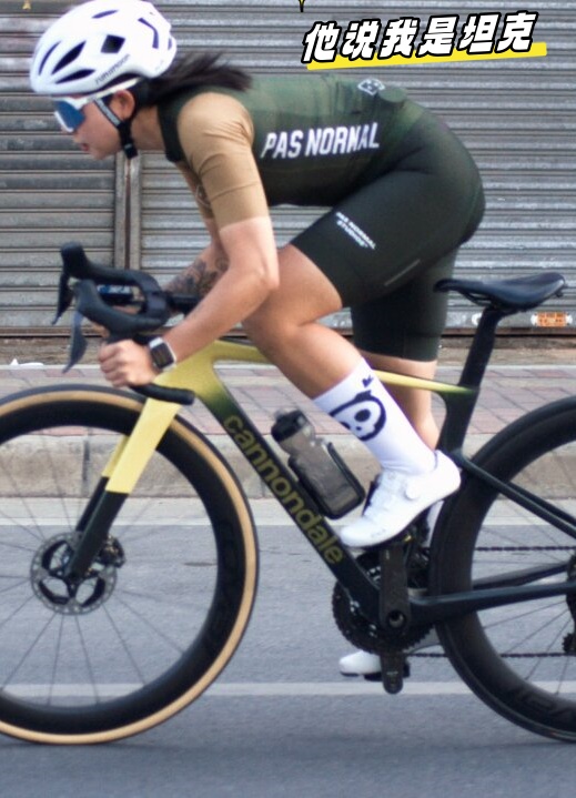 他说我是坦克  当清晨的第一缕阳光洒在大地上,我